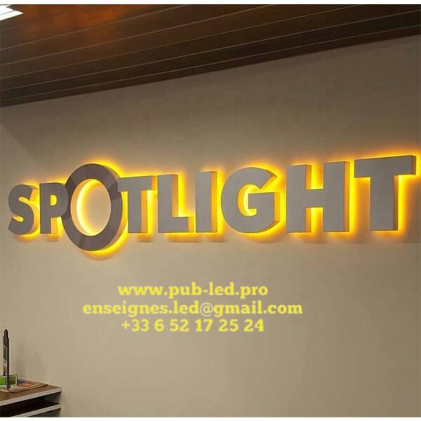 ENSEIGNE EXTÉRIEURE LED “SPOTLIGHT” LETTRES 3D BOITIERS 40CM AVEC TRANSFO