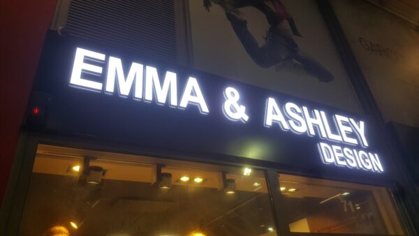 ENSEIGNE LUMINEUSE LETTRES BOITIERS 3D LED "EMMA & ASHLEY" 40CM EXTÉRIEURE