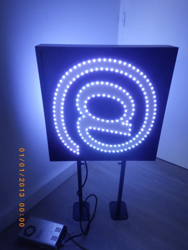 PANNEAU LED DOUBLE FACE TAXIPHONE AVEC ANIMATION EXTÉRIEUR